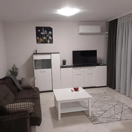 дора Apartman *